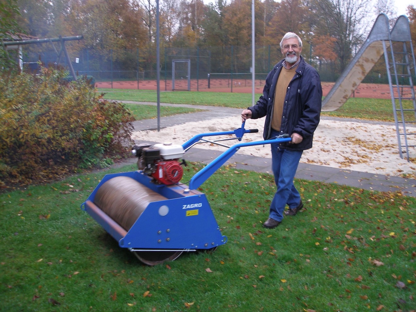 Neuanschaffung einer Motorwalze für die Platzpflege