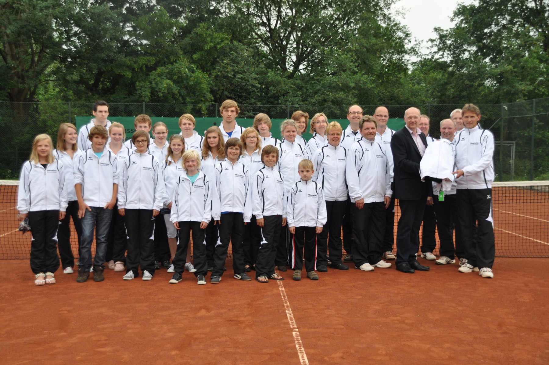 Ausstattung aller Mannschaftsspielerinnen und Mannschaftsspieler mit einem neuen, einheitlichen Trainingsanzug