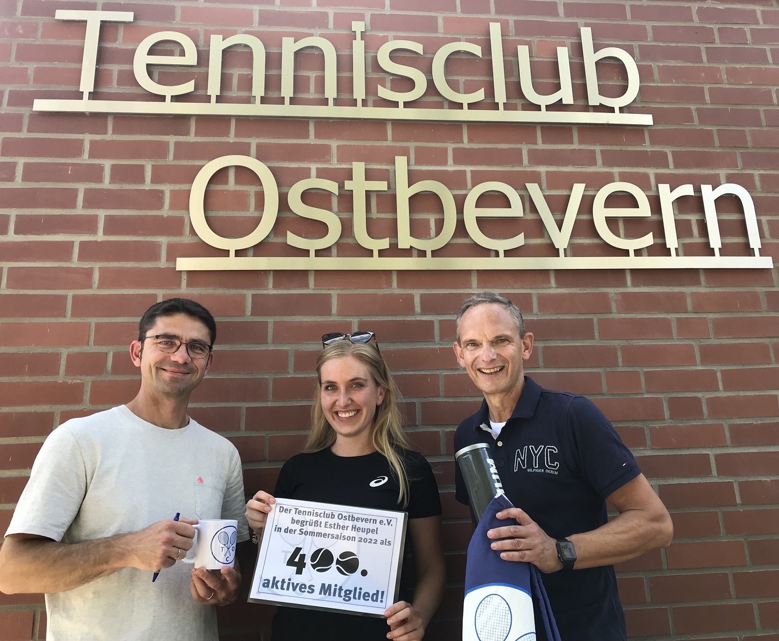 Breitensportwart Clemens Börger (links) und der 1. TCO-Vorsitzende Peter Börsch (rechts) begrüßten Esther Heupel im Sommer als erstes 400. aktives Vereinsmitglied