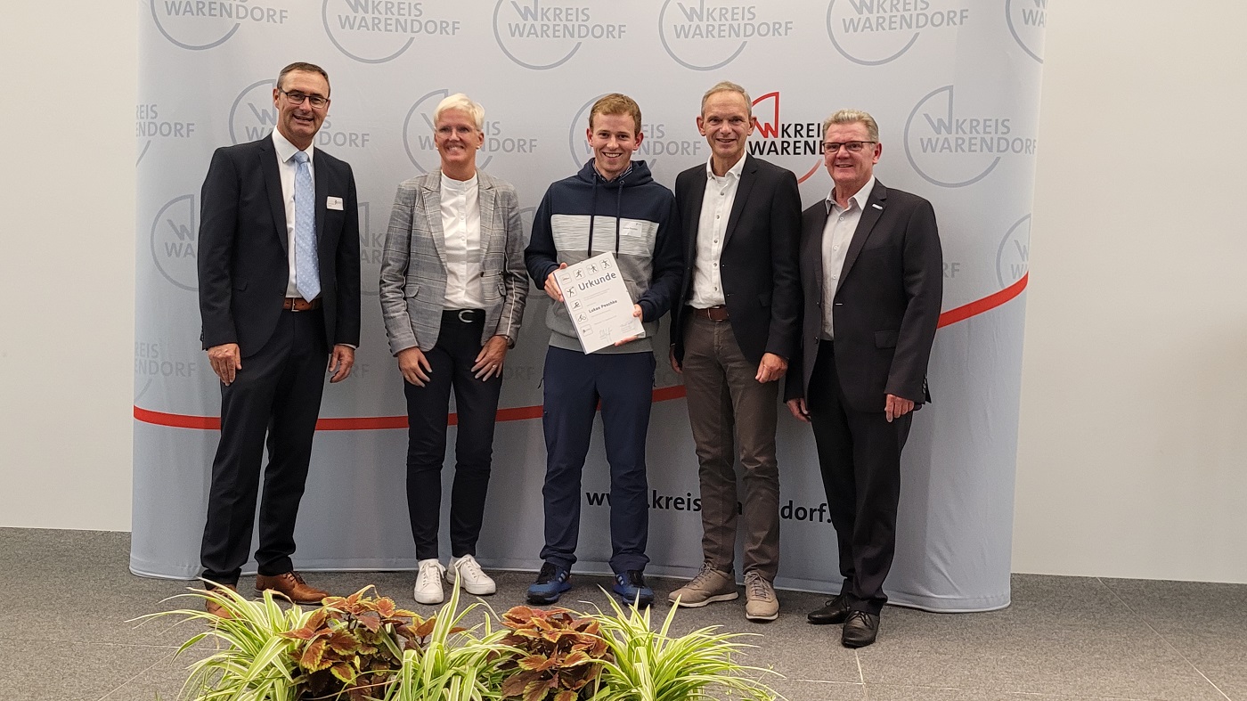 Kreis Warendorf und Kreissportbund Warendorf überreichen Lukas Peschke für sein ehrenamtliches Engagement im TCO am 13.09. die Urkunde „Top Ten des Ehrenamtes“