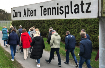 Die wandernden Tennisfreunde auf dem Weg zur ehemaligen Tennisanlage am Grevener Damm. Foto: Lukas Peschke