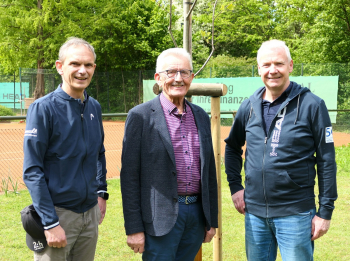 Ein Tulpenbaum wurde zum 50-Jährigen des TCO gepflanzt. Die Vorsitzenden Peter Börsch (l.) und Karl-Heinz Spahn (r.) mit dem Ehrenvorsitzenden Karl-Heinz Meintrup. Foto: Clemens Börger/Tennisclub Ostbevern